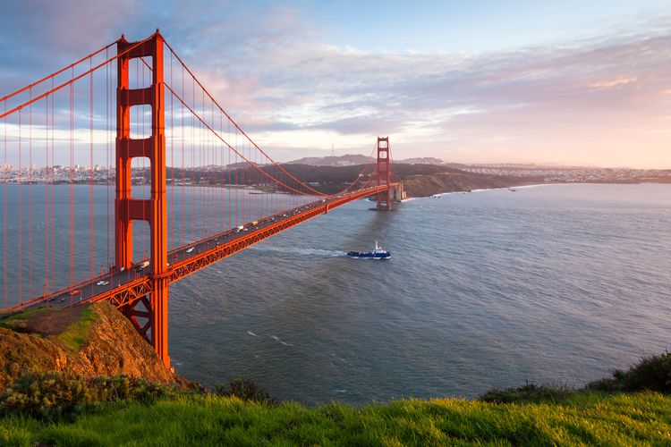 Boot fÃ¤hrt unter der Golden Gate Bridge hindurch, San Francisco, Kalifornien