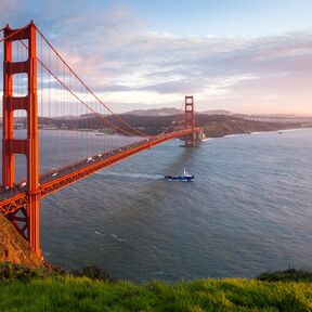 Boot fährt unter der Golden Gate Bridge hindurch, San Francisco, Kalifornien