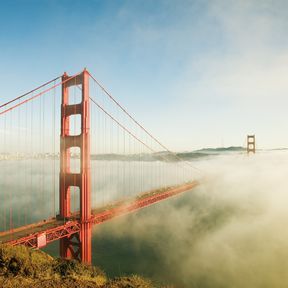 Die Nebelbedeckte Golden Gate Bridge in San Francisco