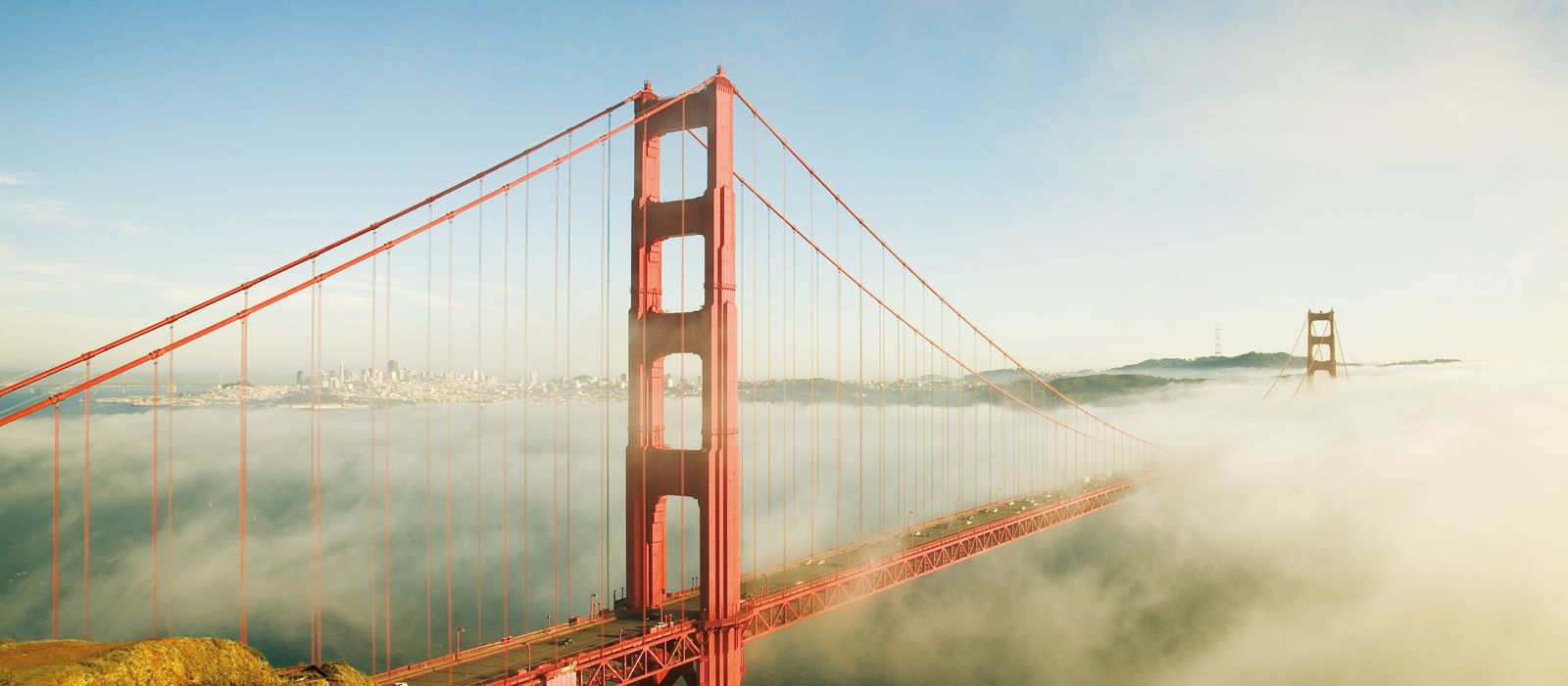 Die Nebelbedeckte Golden Gate Bridge in San Francisco