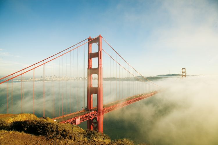 Die Nebelbedeckte Golden Gate Bridge in San Francisco