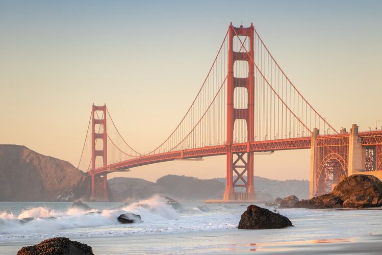 Blick vom Baker Beach auf die Golden Gate Bridge im Sonnenuntergang