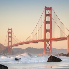 Blick vom Baker Beach auf die Golden Gate Bridge im Sonnenuntergang