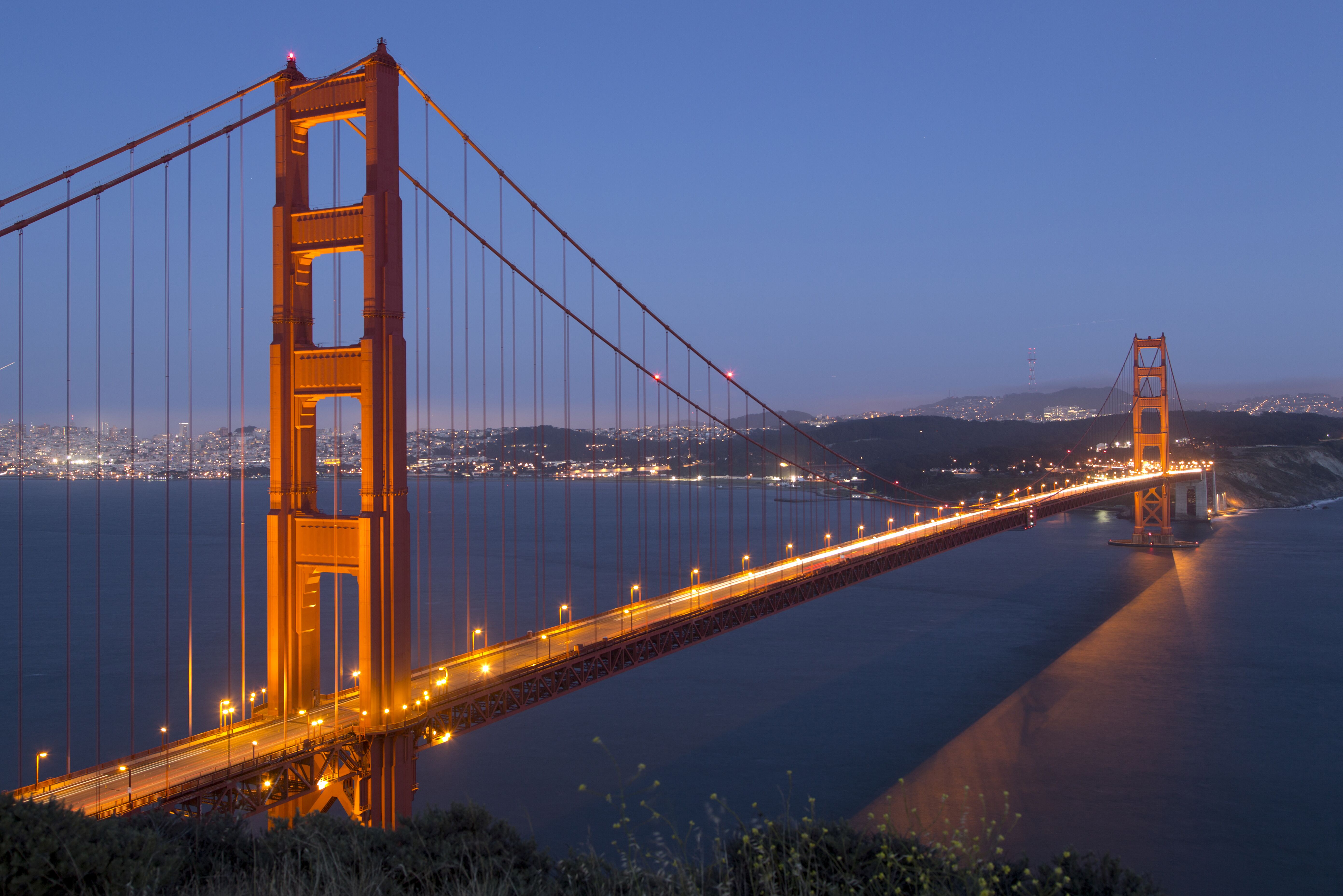 Die berühmte Golden Gate Bridge bei Nacht