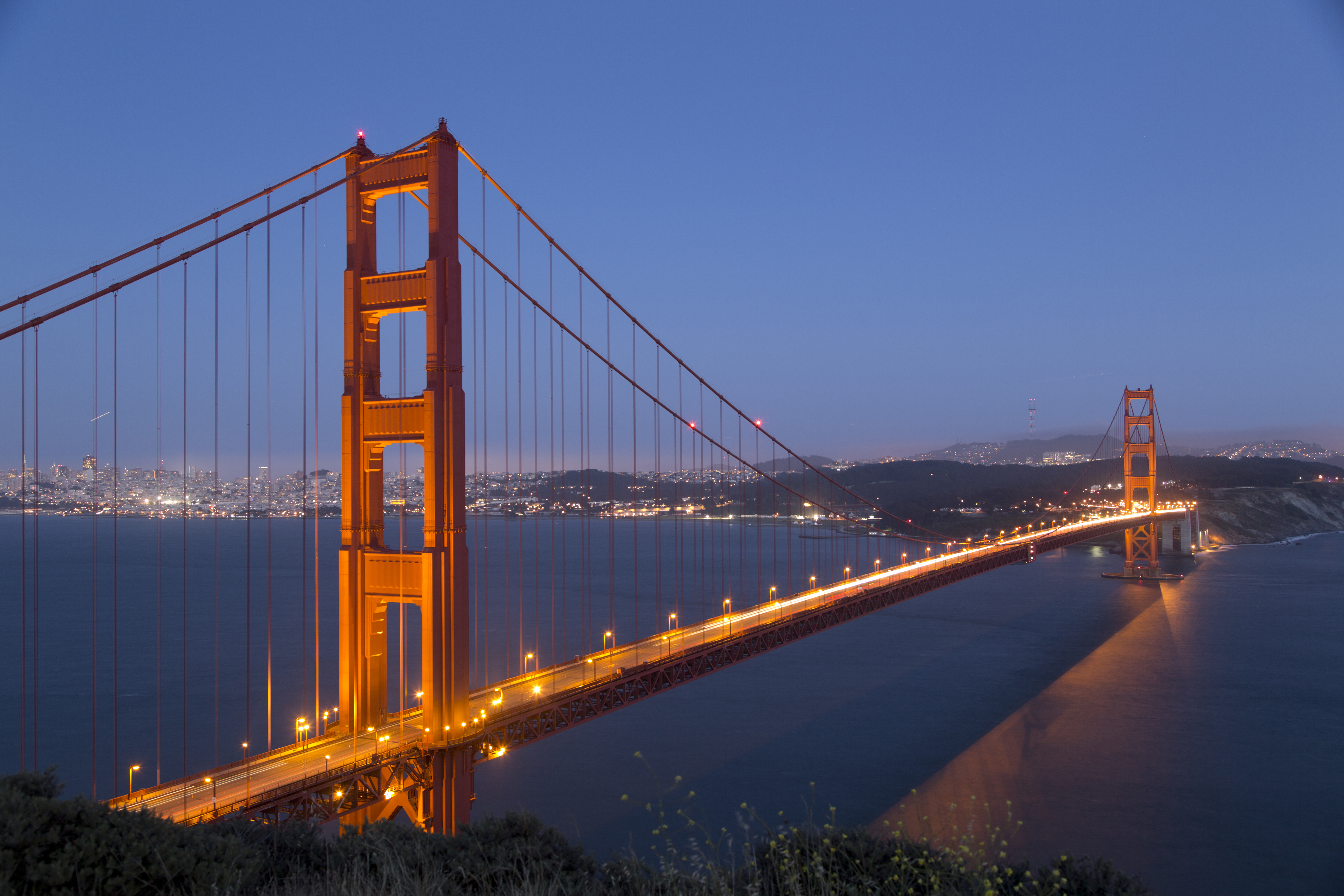 Die berühmte Golden Gate Bridge bei Nacht