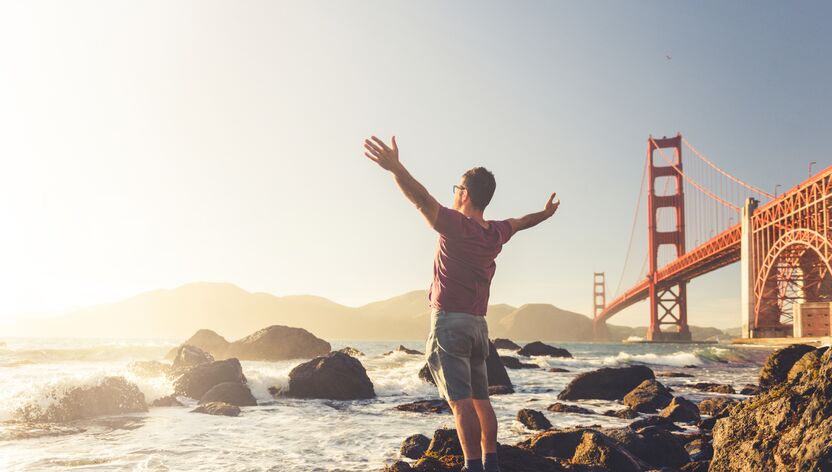 Ein perfekter Moment vor der spektakulären Golden Gate Bridge Ein perfekter Moment vor der spektakulären Golden Gate Bridge