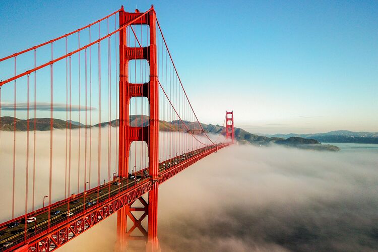 Die Golden Gate Bridge San Franciscos in einem Wolkenmeer