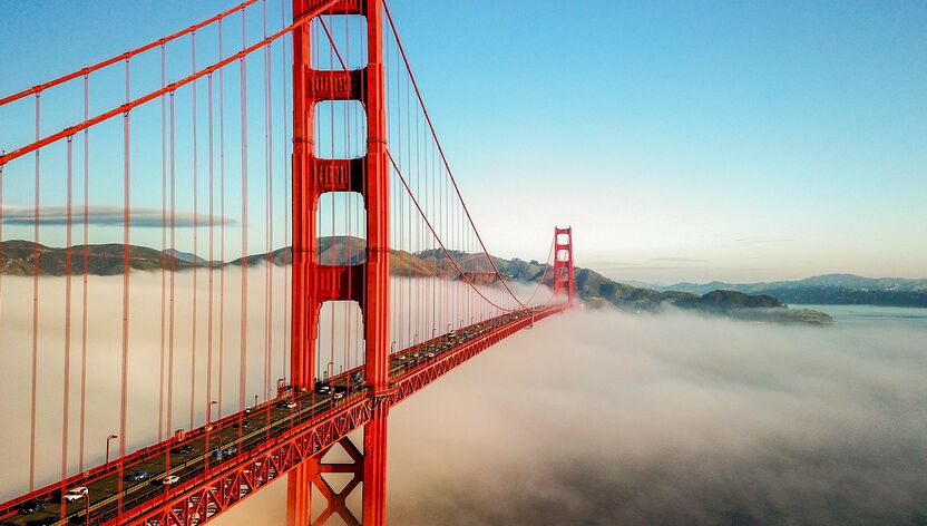 Die Golden Gate Bridge San Franciscos in einem Wolkenmeer Die Golden Gate Bridge San Franciscos in einem Wolkenmeer