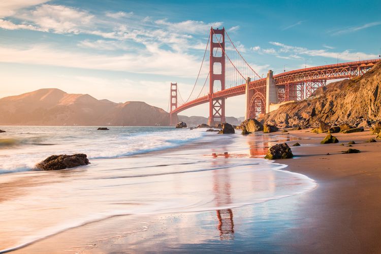 Blick vom Baker Beach auf die berühmte Golden Gate Bridge in San Francisco, Kalifornien