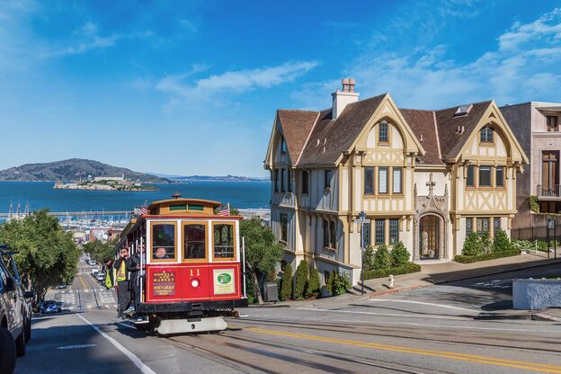 Blick auf die Hyde Street mit Aussicht auf das Wasser