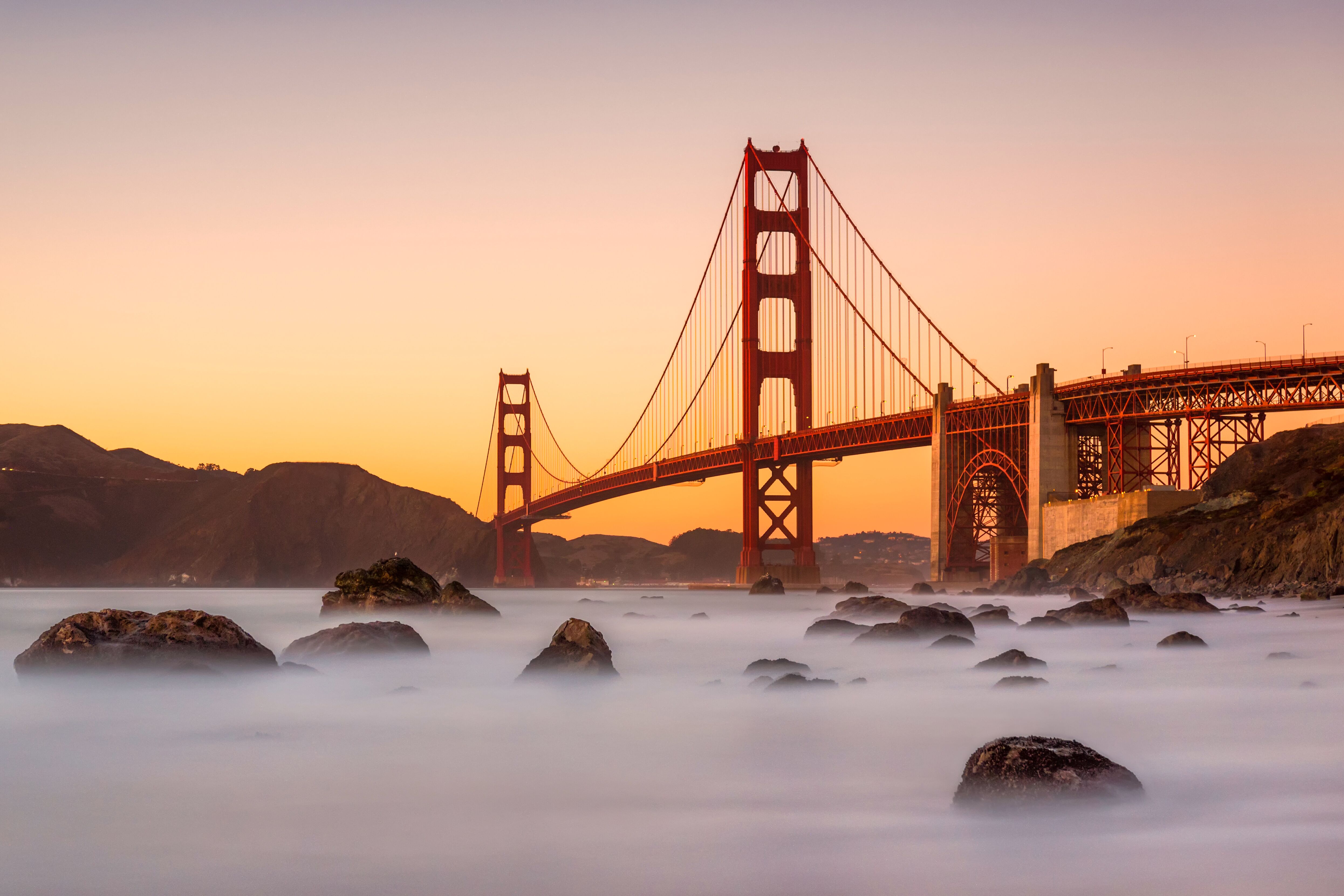 Traumhaftes Bild vom Marshall's Beach mit der Golden Gate Bridge im Hintergrund in San Francisco