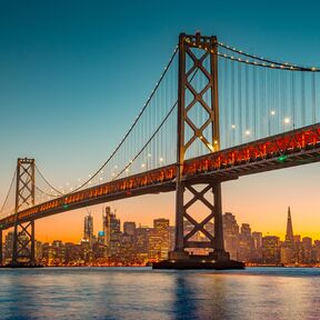 Beeindruckendes Panorama der San Francisco skyline bei Abendlichtern