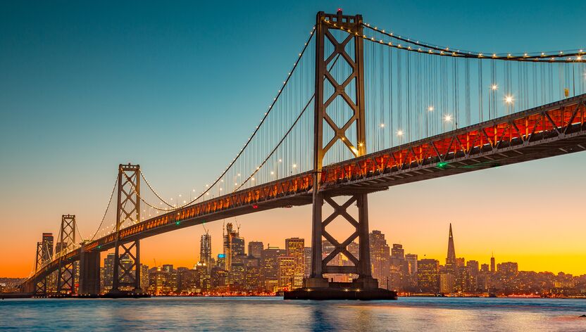 Beeindruckendes Panorama der San Francisco skyline bei Abendlichtern Beeindruckendes Panorama der San Francisco skyline bei Abendlichtern