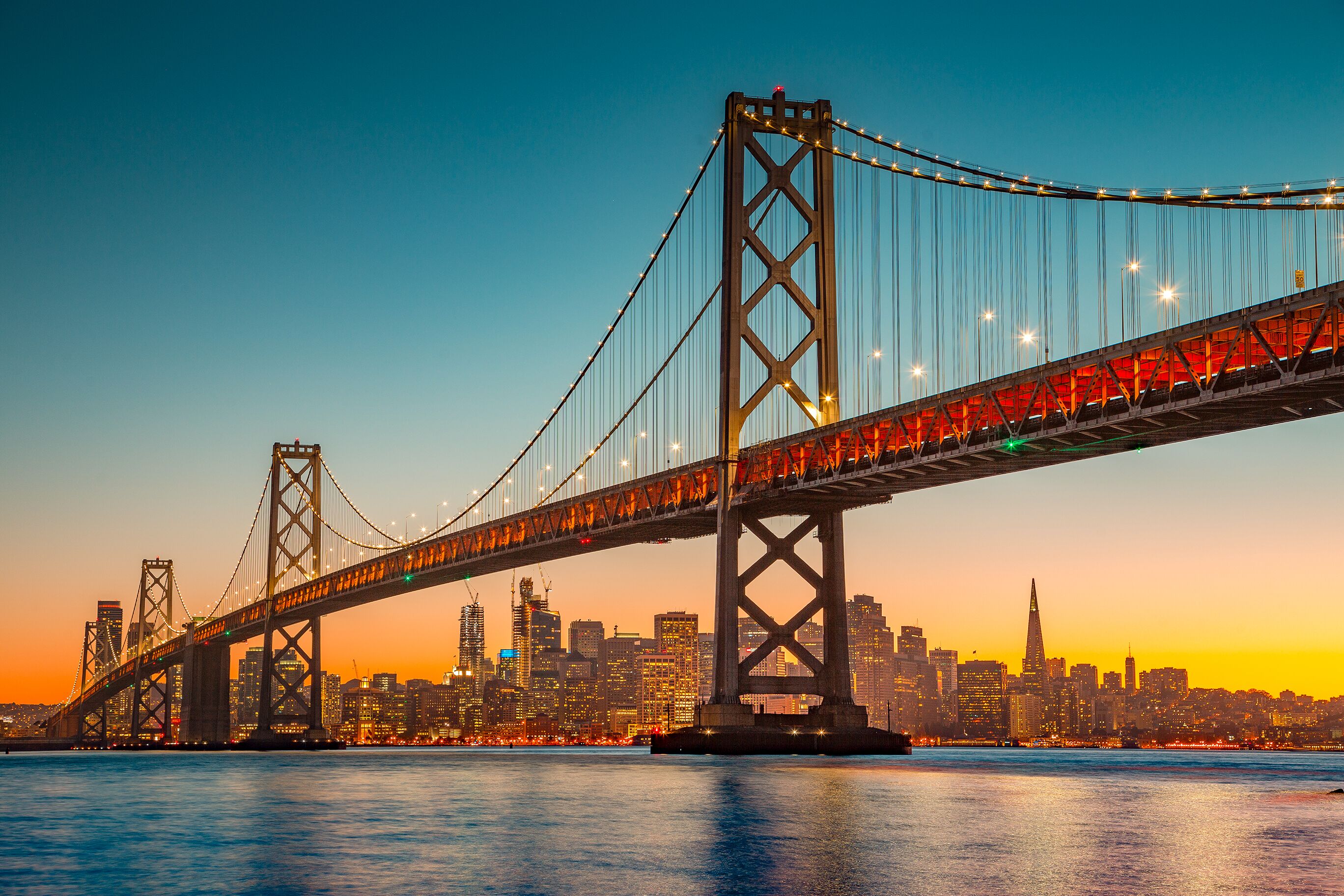 Beeindruckendes Panorama der San Francisco skyline bei Abendlichtern