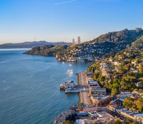 Blick auf Sausalito mit der Golden Gate Bridge im Hintergrund in San Francisco, Kalifornien