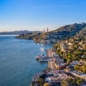 Blick auf Sausalito mit der Golden Gate Bridge im Hintergrund in San Francisco, Kalifornien