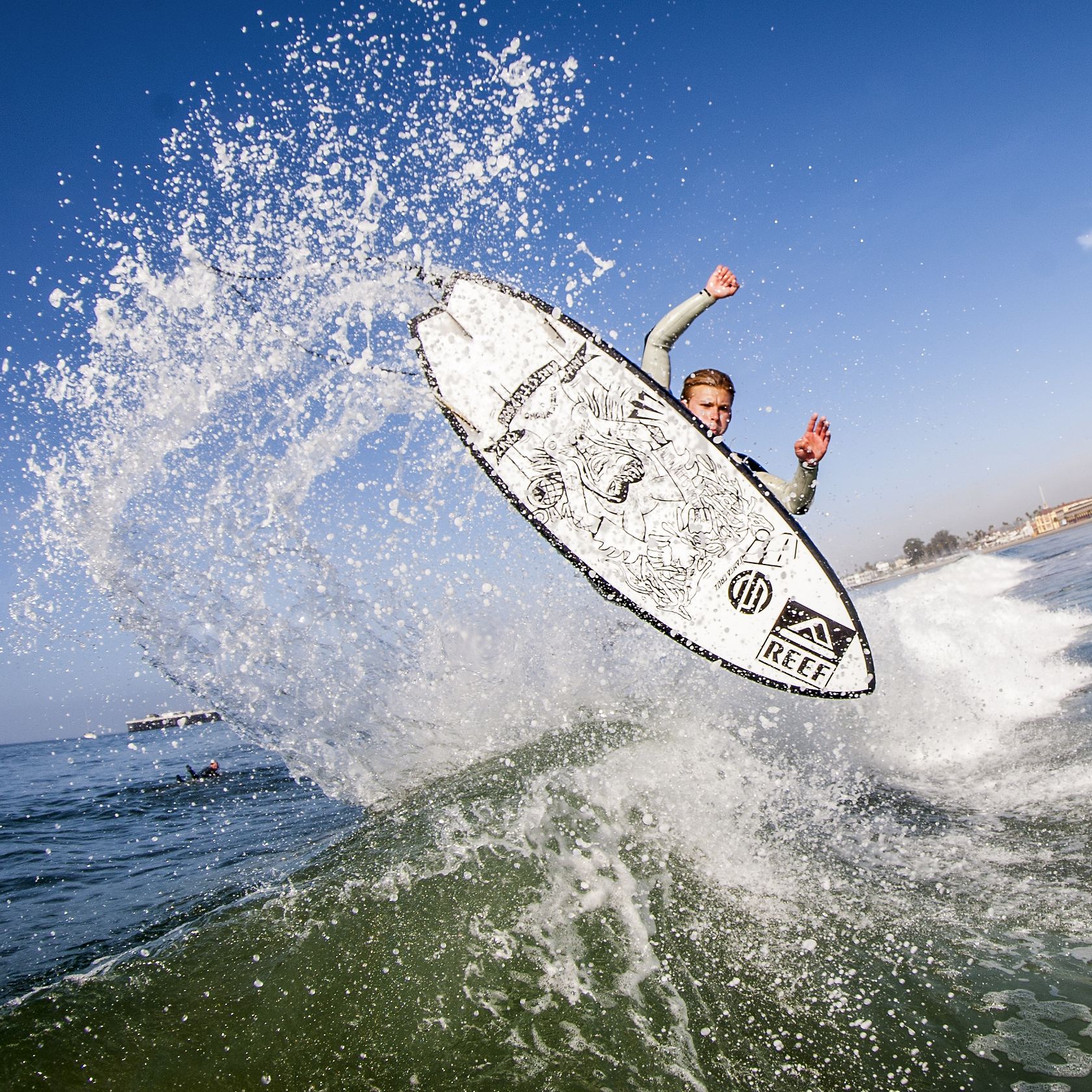 Ein Surfer an der Küste von Santa Cruz