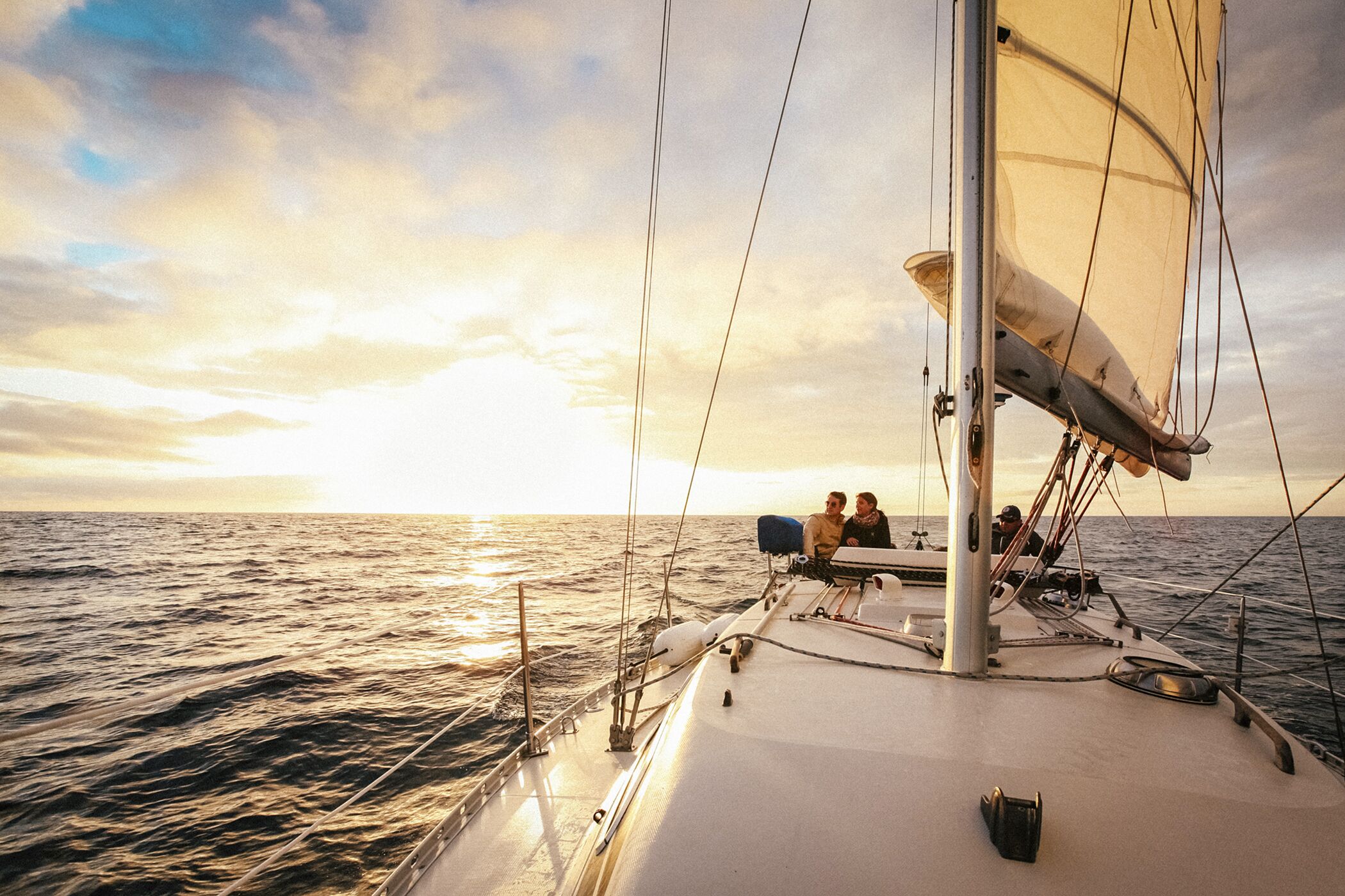 Ein Segelboot im Sonnenuntergang in San JosÃ©