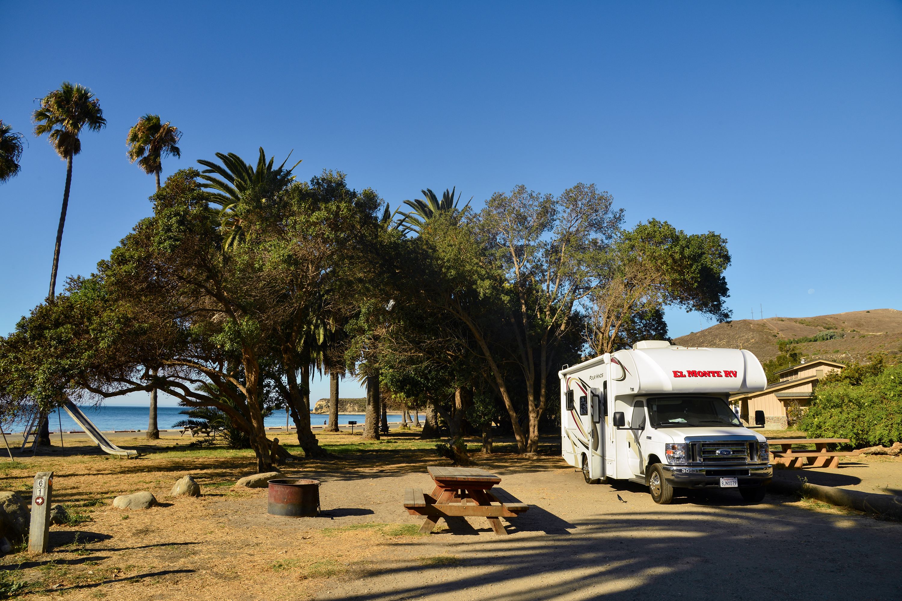 Das C22 Wohnmobil von El Monte auf dem Refugio Beach Campground in Kalifornien