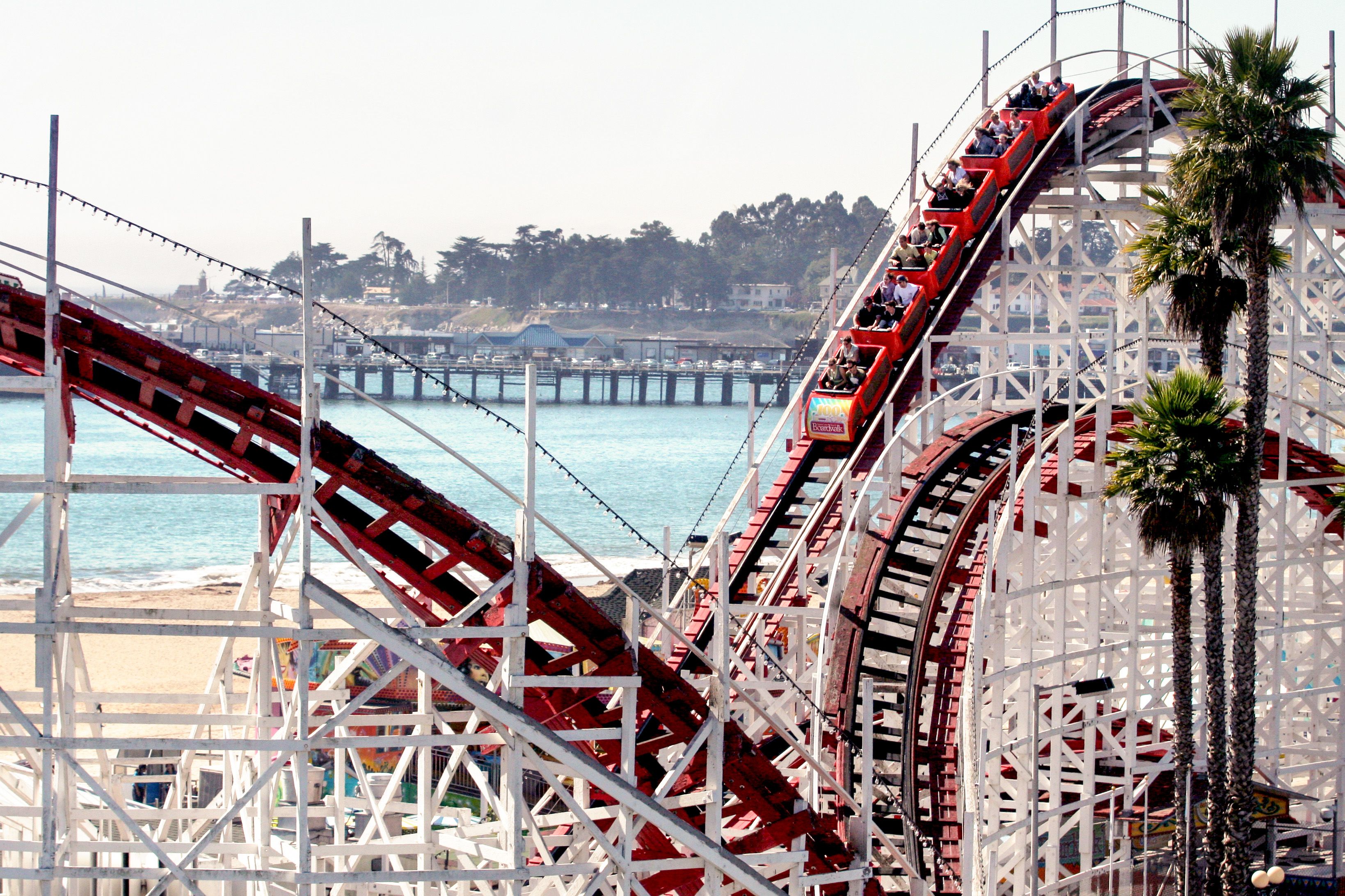 Eine Achterbahn des Santa Cruz Beach Boardwalks in Santa Cruz