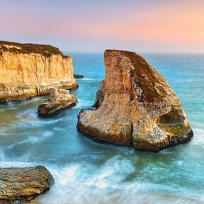 Felsformationen am Strand von Davenport in Santa Cruz County