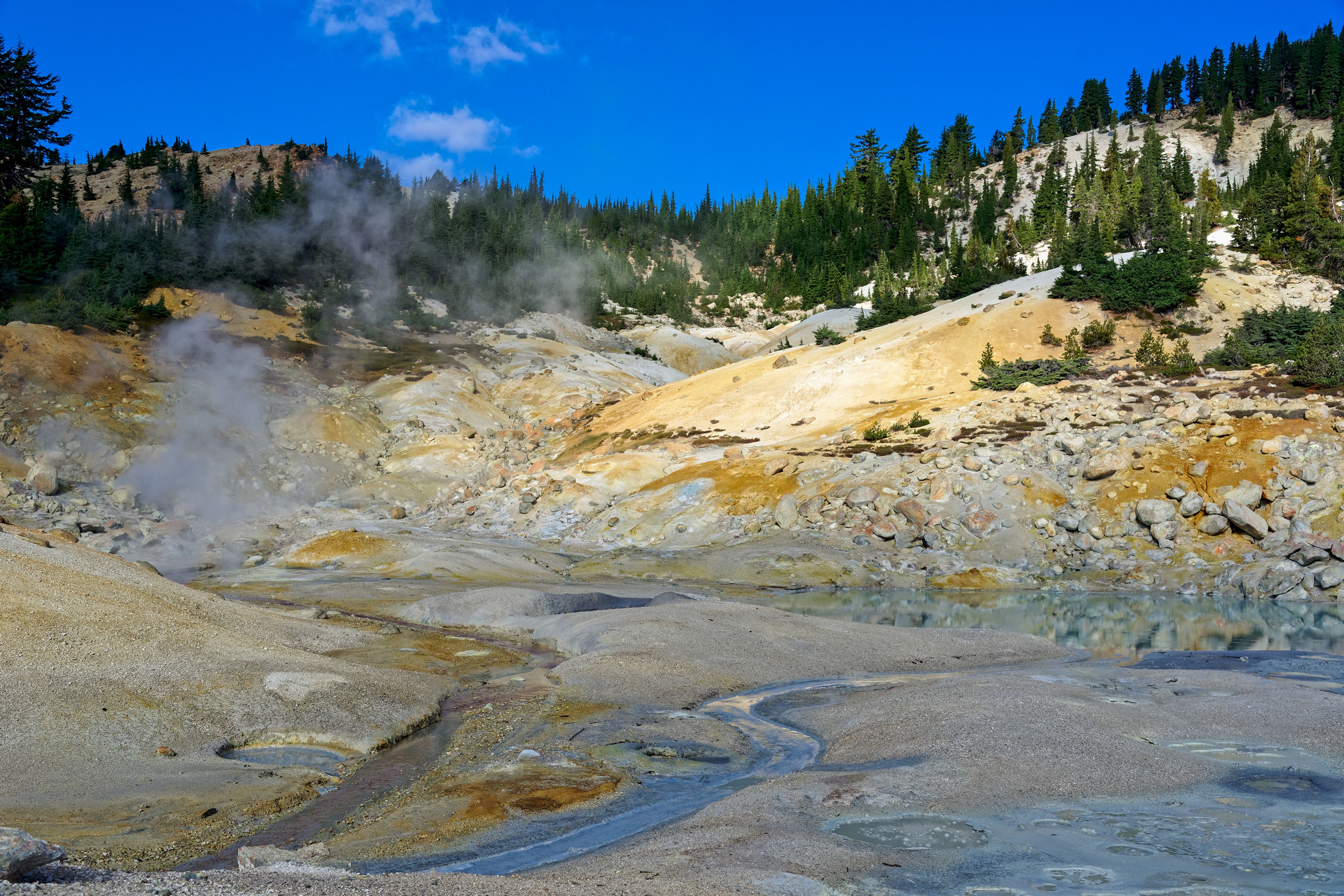 Geothermale Aktivitäten am Bumpass Hell im Lassen Volcanic Nationalpark in Kalifornien