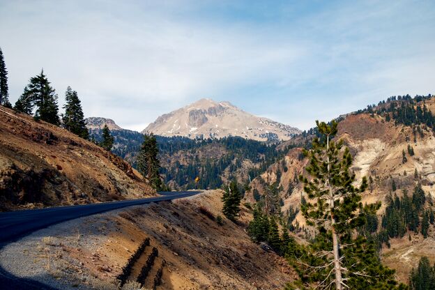 Eine Straße schlängelt sich durch die Berge des Lassen Volcanic Nationalparks in Kalifornien Eine Straße schlängelt sich durch die Berge des Lassen Volcanic Nationalparks in Kalifornien