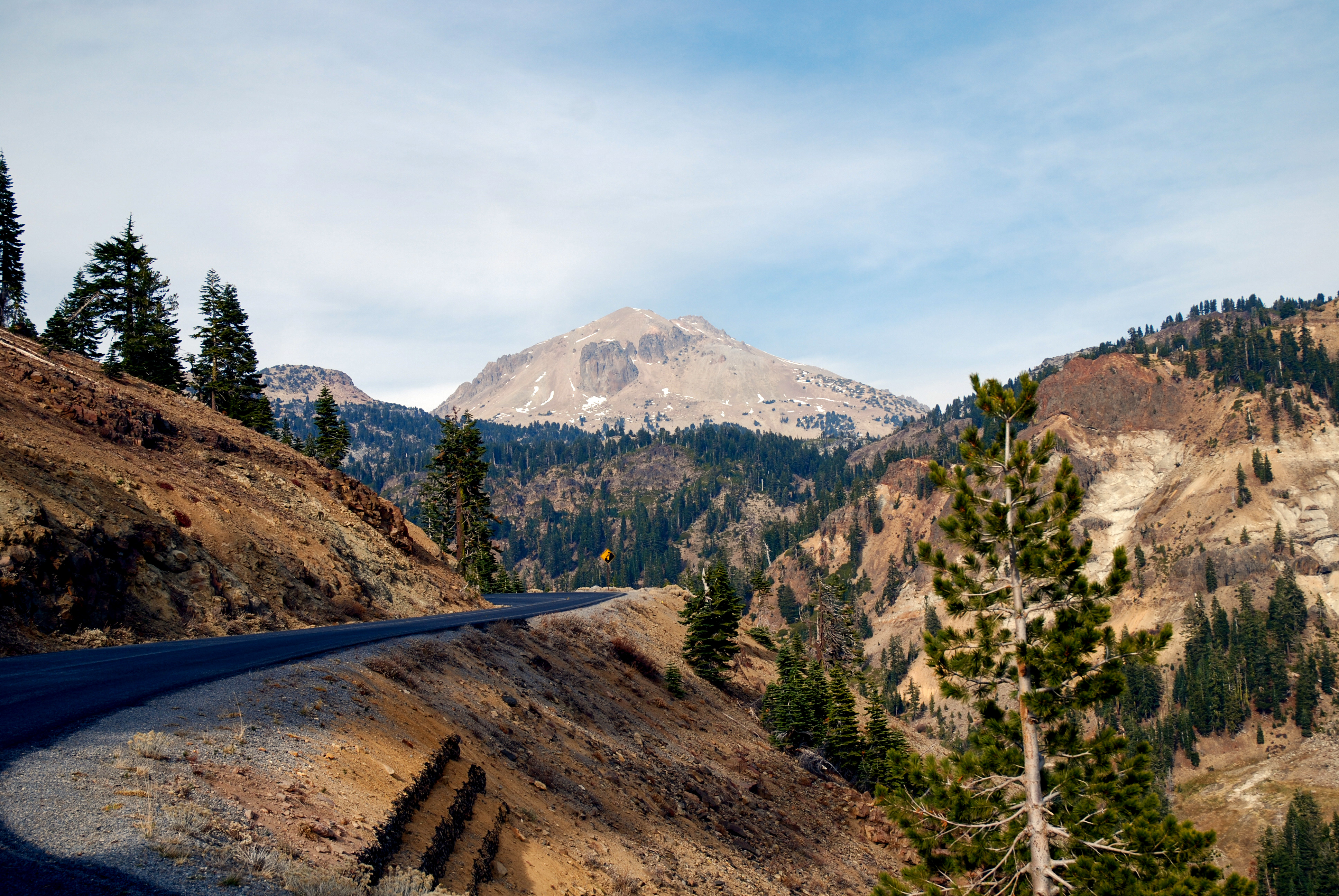 Eine Straße schlängelt sich durch die Berge des Lassen Volcanic Nationalparks in Kalifornien