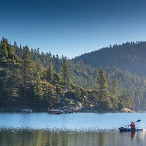 Idyllische Ruhe am Pinecrest Lake in der Sierra Nevada bei Tuolumne in Kalifornien