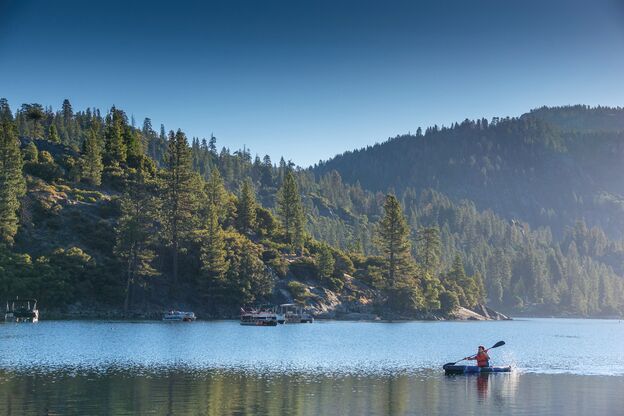 Idyllische Ruhe am Pinecrest Lake in der Sierra Nevada bei Tuolumne in Kalifornien Idyllische Ruhe am Pinecrest Lake in der Sierra Nevada bei Tuolumne in Kalifornien