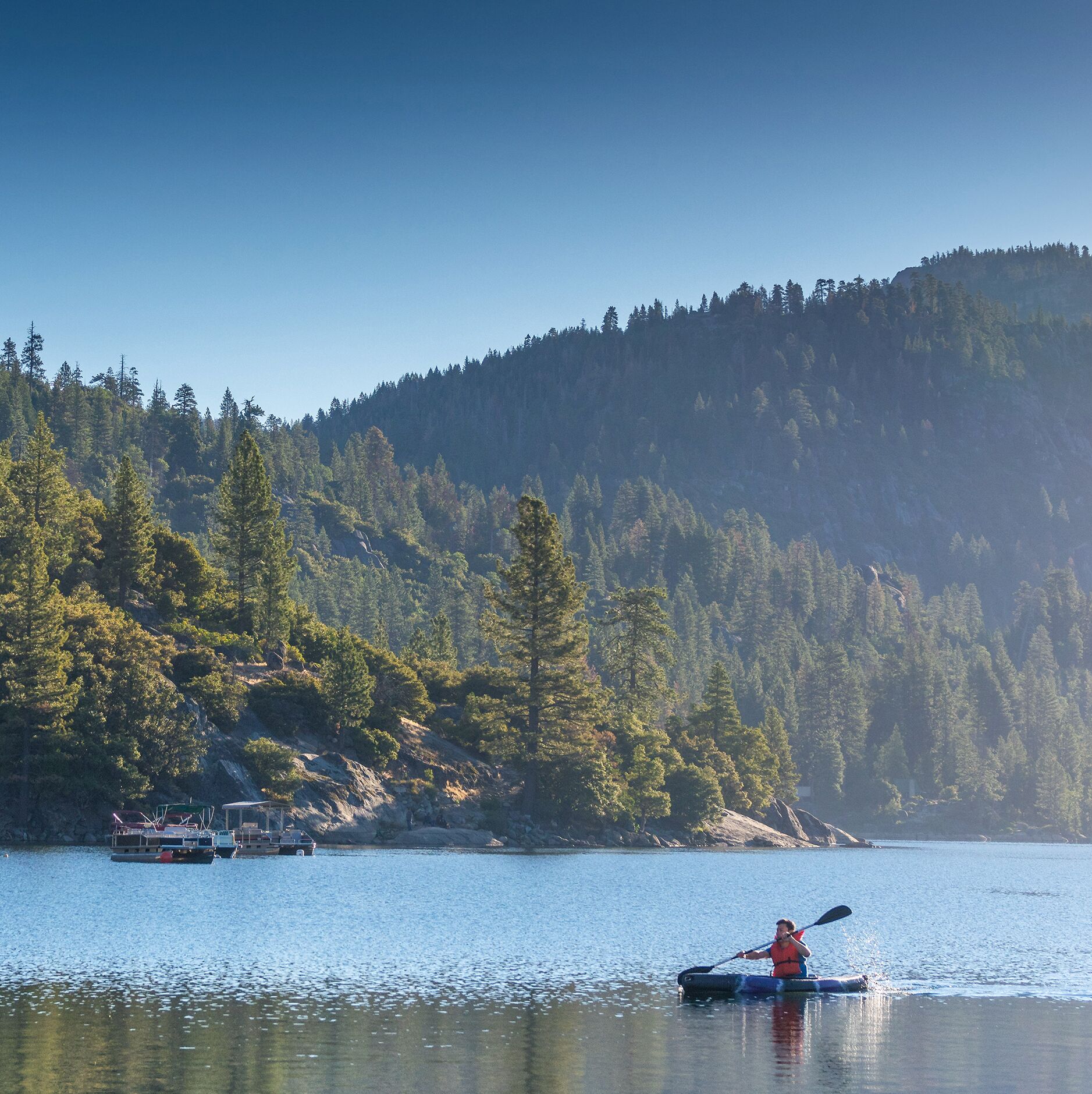 Idyllische Ruhe am Pinecrest Lake in der Sierra Nevada bei Tuolumne in Kalifornien