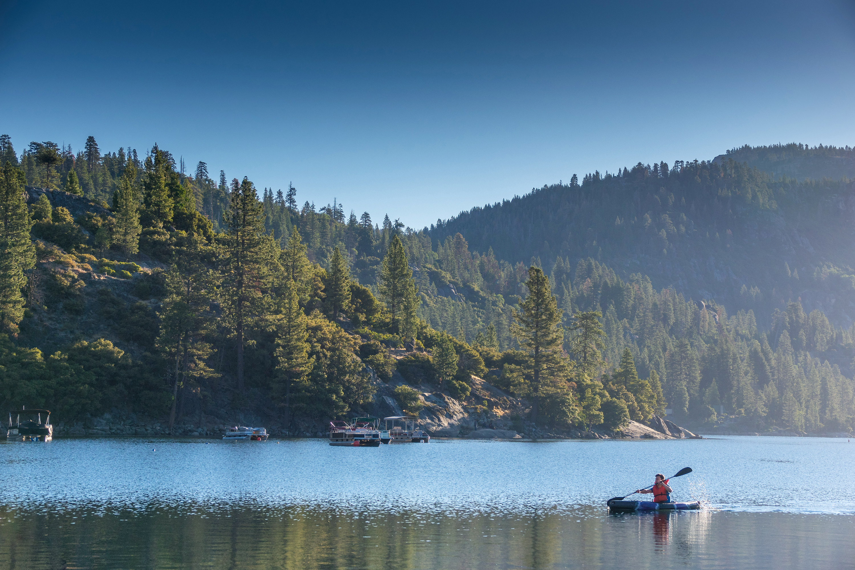Idyllische Ruhe am Pinecrest Lake in der Sierra Nevada bei Tuolumne in Kalifornien