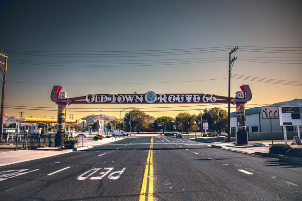 Schöner Sonnenuntergang über der Route 66 in Victorville Schöner Sonnenuntergang über der Route 66 in Victorville