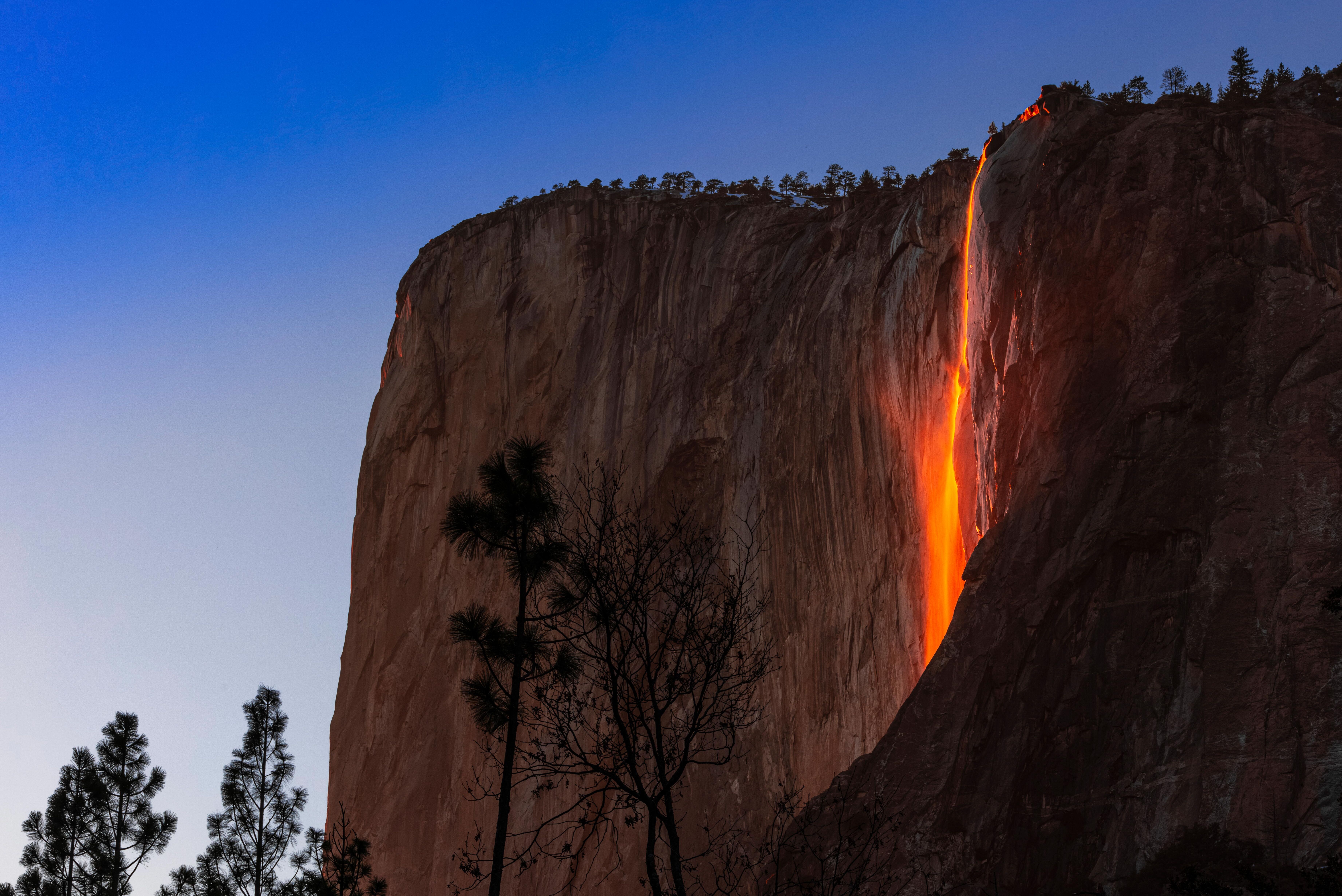 Seltenes Naturschauspiel im Winter: Der Horsetail Fall sieht im Sonnenuntergang aus, als wäre er Lava