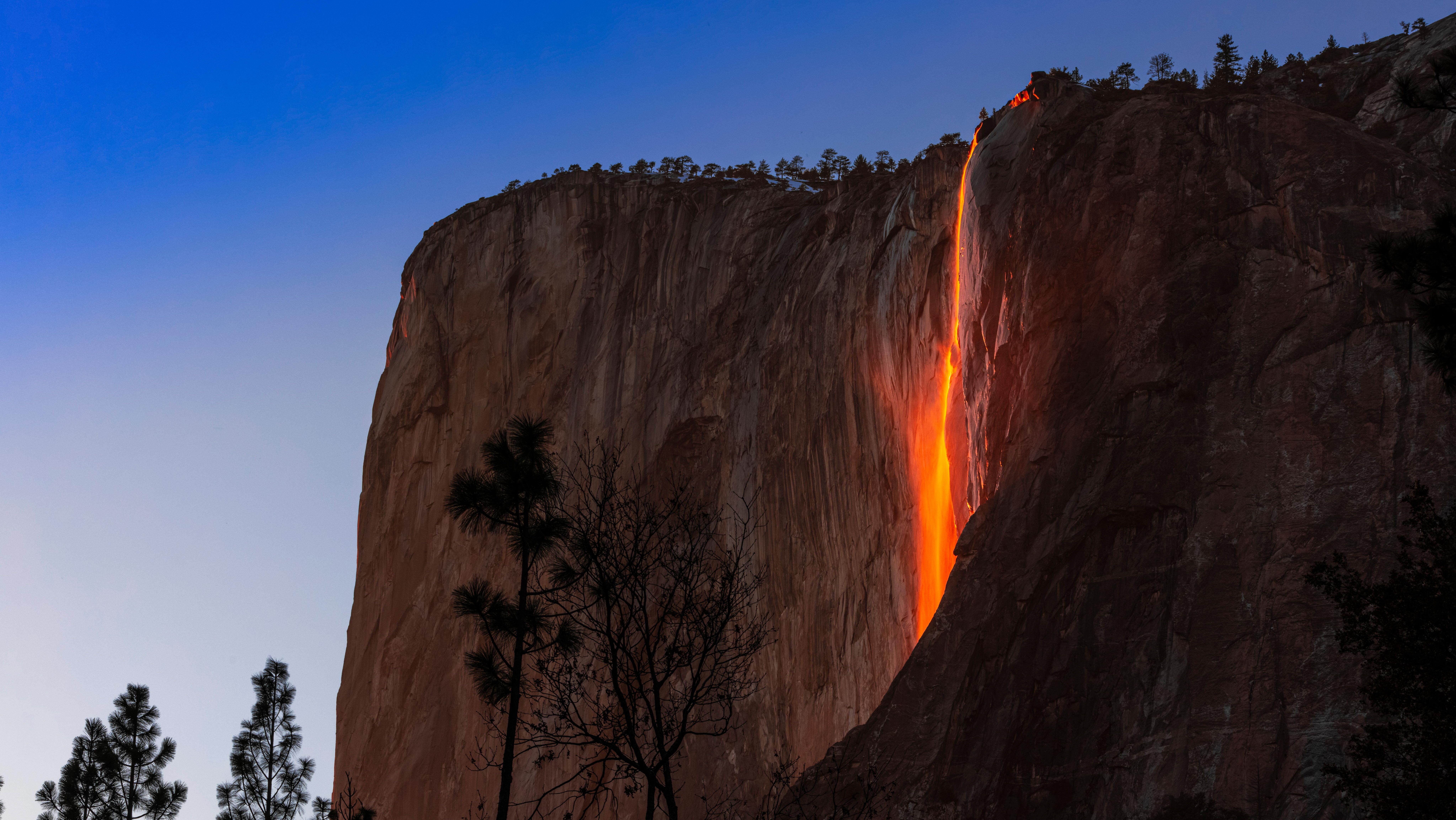 Seltenes Naturschauspiel im Winter: Der Horsetail Fall sieht im Sonnenuntergang aus, als wäre er Lava Seltenes Naturschauspiel im Winter: Der Horsetail Fall sieht im Sonnenuntergang aus, als wäre er Lava
