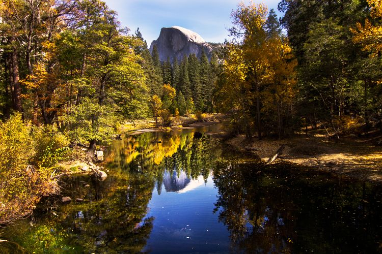 Herbstlicher See im Yosemite National Park