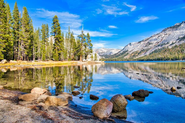 Klares Wasser im Yosemite Nationalpark in Kalifornien