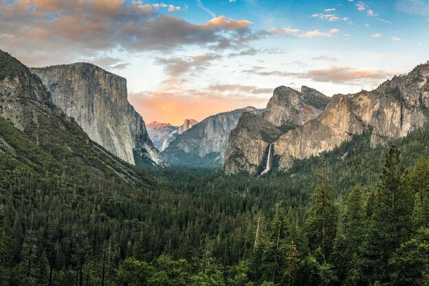 Panorama vom Yosemite Valley bei Sonnenuntergang Panorama vom Yosemite Valley bei Sonnenuntergang