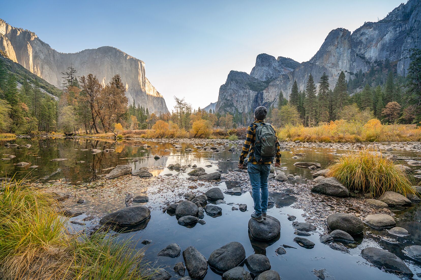 Wanderer betrachtet Natur im Yosemite Nationalpark