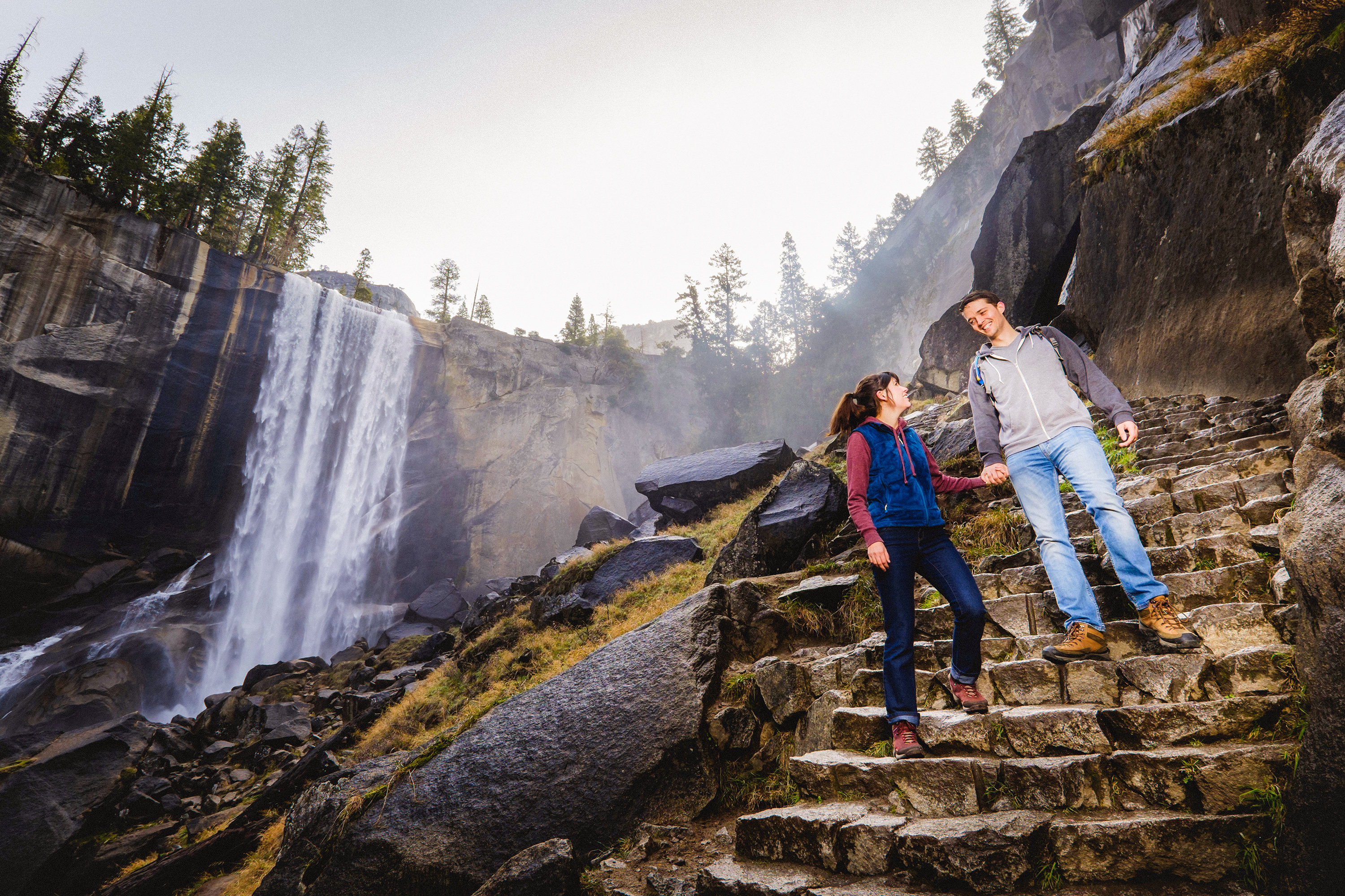 Ein Paar an den Vernal Falls im Yosemite National Park in Kalifornien