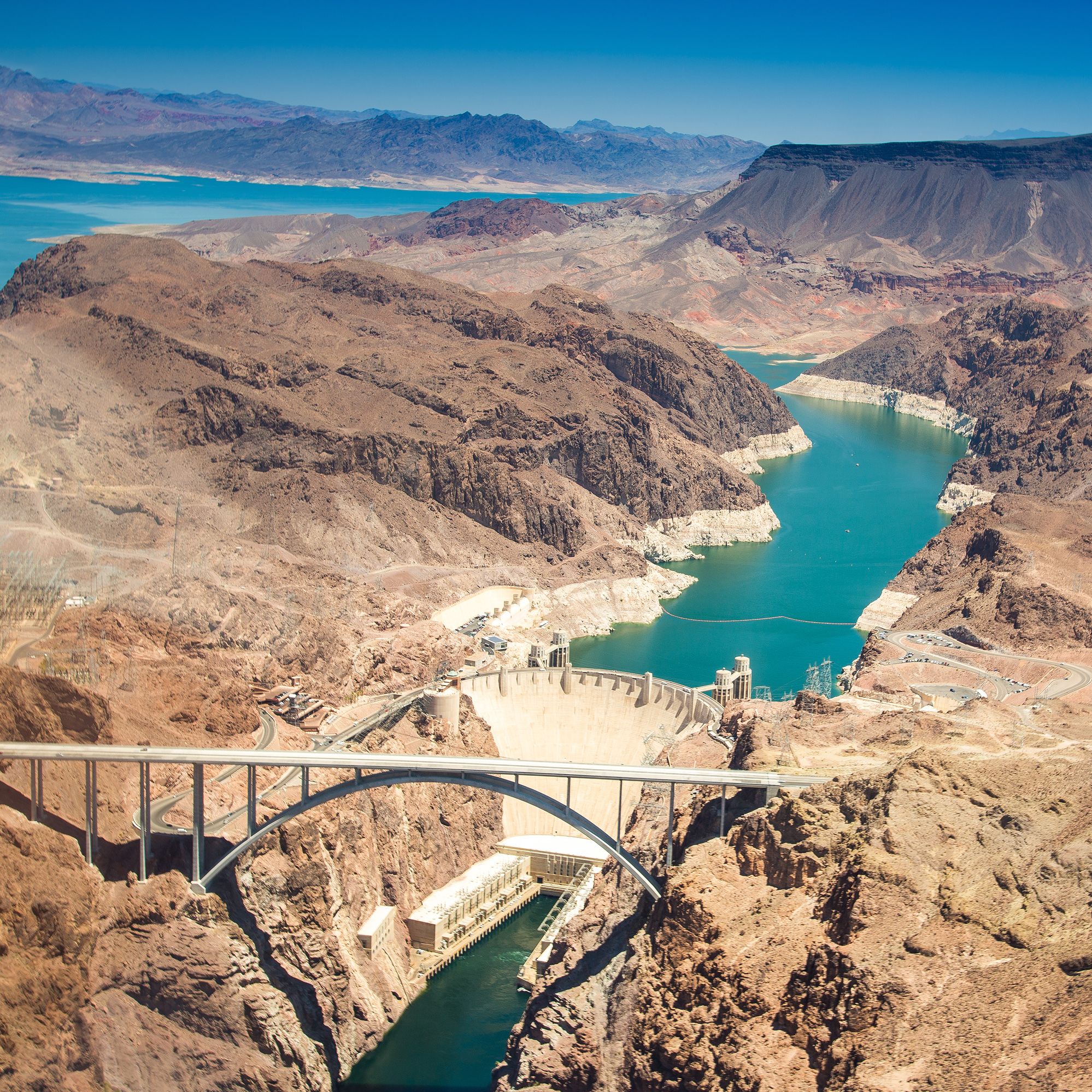 Den Hoover Damm aus dem Helicopter betrachten