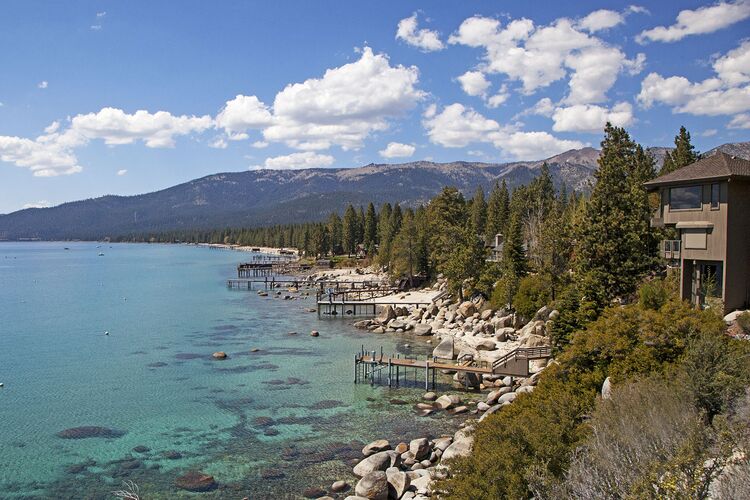 Der groÃŸe SÃ¼ÃŸwassersee "Lake Tahoe" in der Sierra Nevada