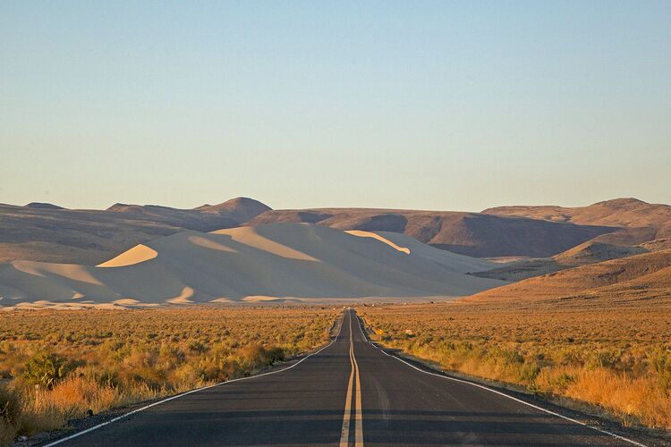 Sand Mountain in Nevada in Sonnenlicht getaucht