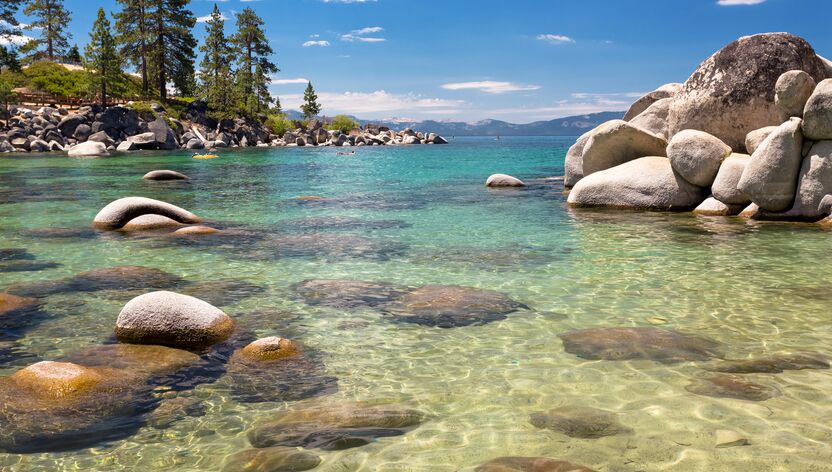 Klares Wasser des Lake Tahoes in Nevada Klares Wasser des Lake Tahoes in Nevada