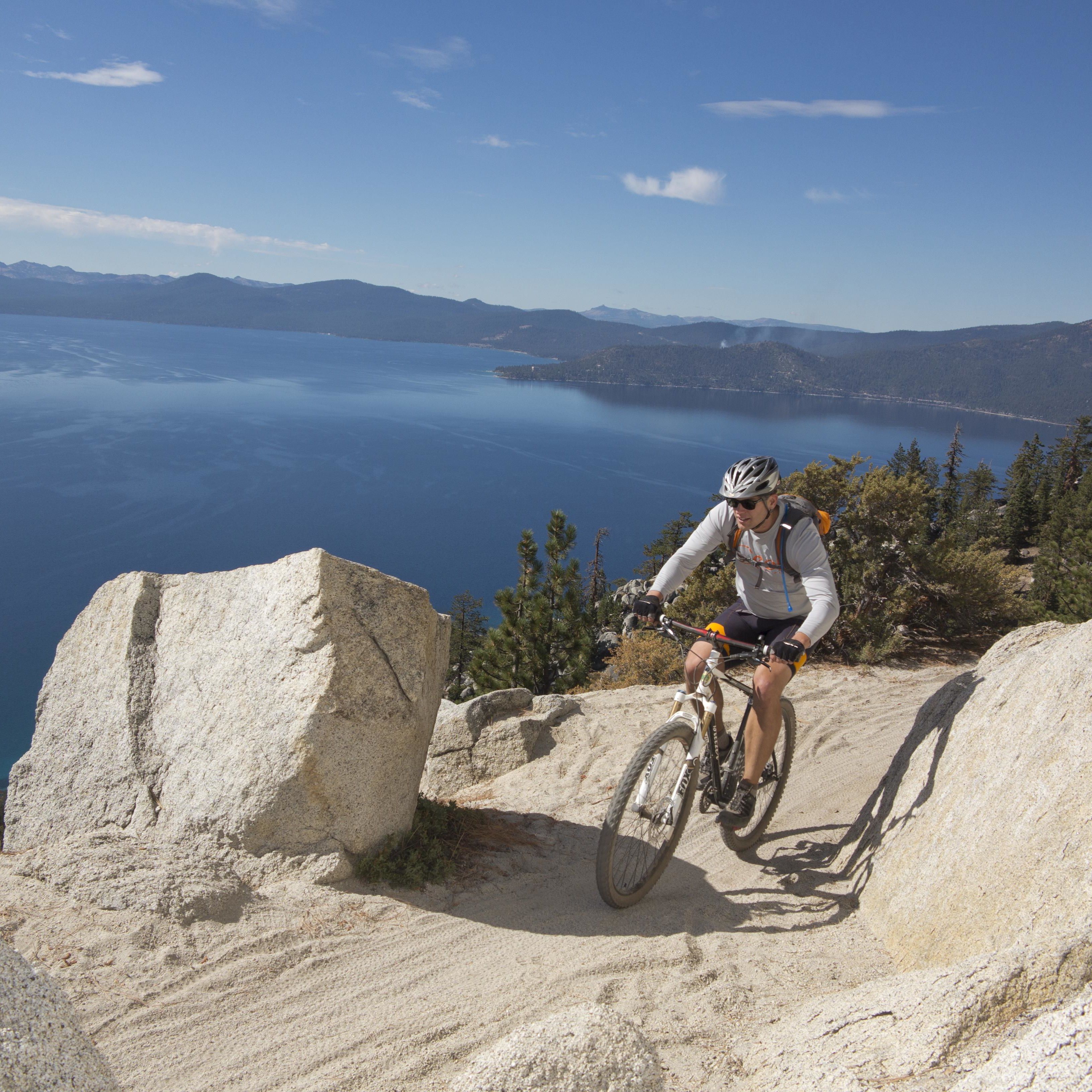 Mountainbiker mit Ausblick auf den Lake Tahoe