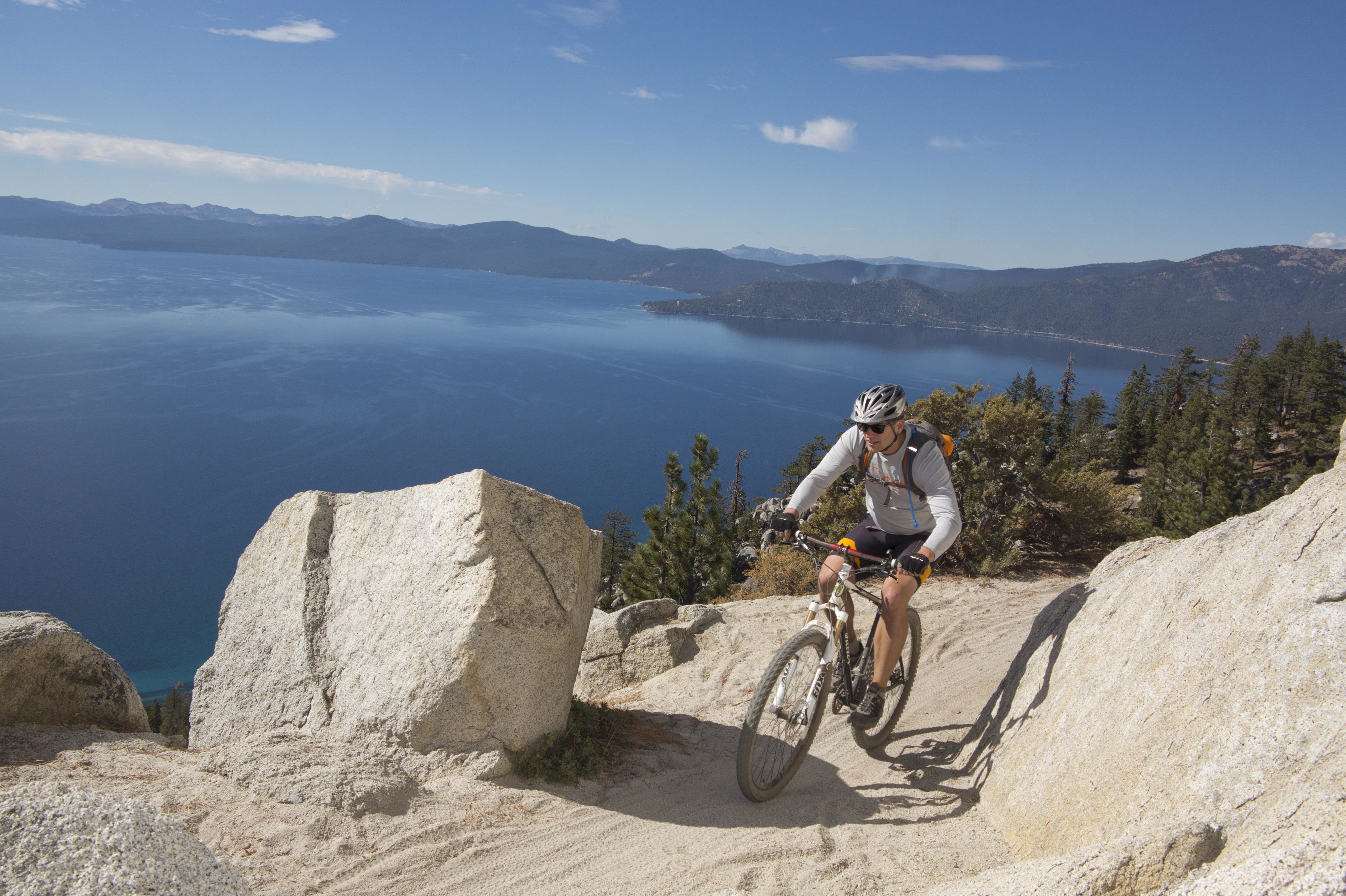 Mountainbiker mit Ausblick auf den Lake Tahoe