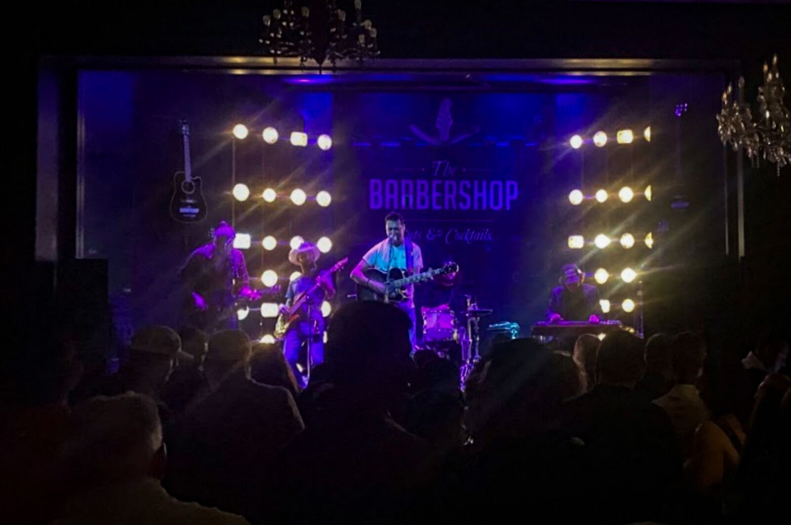 Bar und Salon in einem im The Barber Shop Cuts & Cocktails