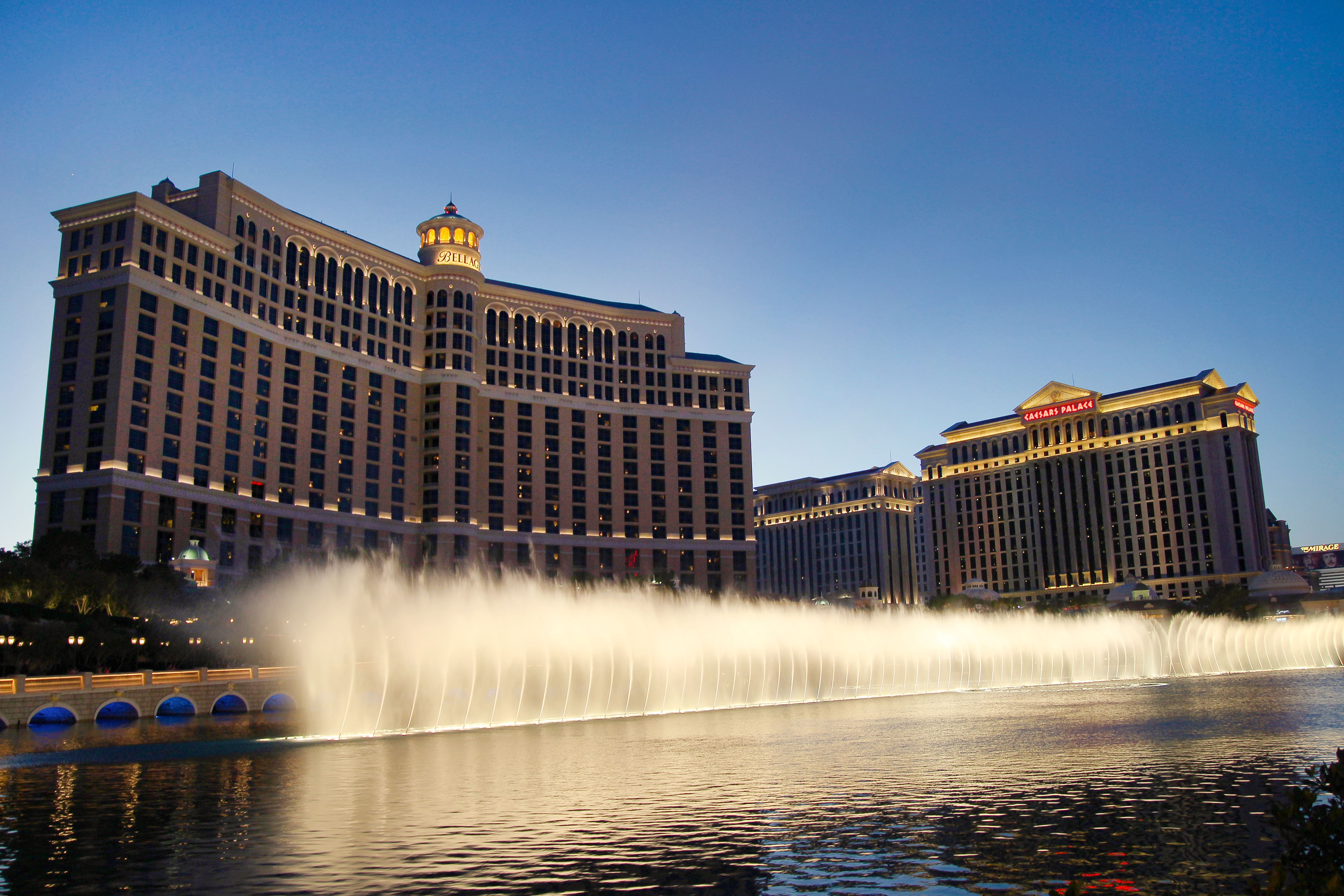 Das FontÃ¤nenspiel vor dem Bellagio in Las Vegas in der AbenddÃ¤mmerung