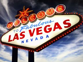 Das Schild heißt Besucher willkommen