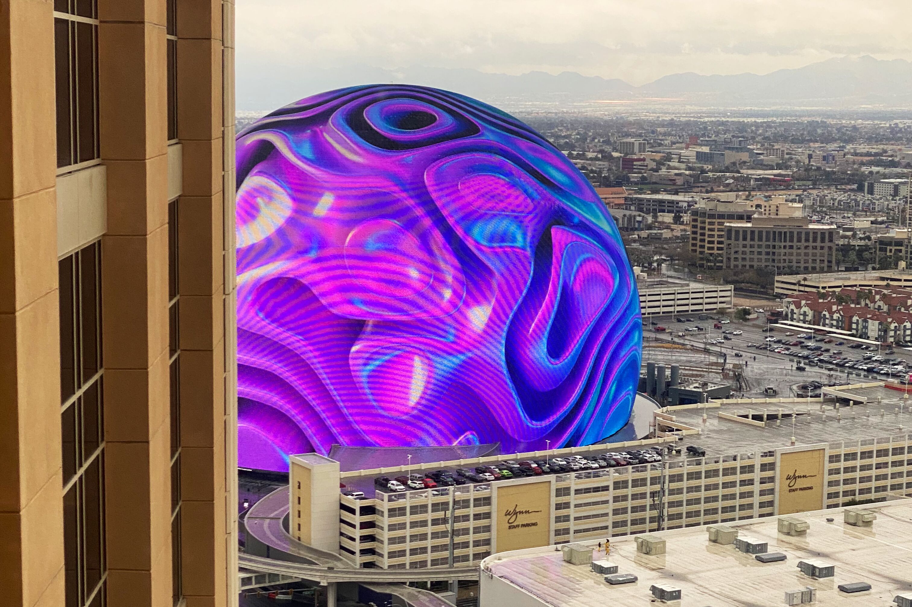 Die Sphere mit lilafarbener Animation, aufgenommen von einem nahegelegenen Gebäude